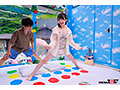 マジックミラー号 海辺で遊んでいる仲良し大学生グループに声をかけ水着でローションぬるぬるツ○スターゲーム！男女が密着状態で肌をこすりあってたら一線を超えて羞恥 SEX してしまうのか？！ - サンプル 16