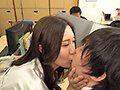 サディスティックな女上司の教育的接吻採取 水端あさみ - サンプル 5