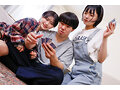 ボーイッシュ女子逆3P！男友達みたいな黒髪ショートの幼馴染から常に乳首責めとベロチューの同時攻撃でヤられまくった1泊2日。小松本果 虹村ゆみ - サンプル 4