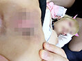 爆乳デカすぎJカップ美少女レイヤー19歳はサークル専用ドM便女！！内気で頼まれたら断れず中年カメコ集団と全員Dキス＆デカパイ揉みまくり激吸引→巨マラ連続パワーピストンぶっかけパイズリ挟射で痙攣イキまくる6Pセックス大乱交 - サンプル 2